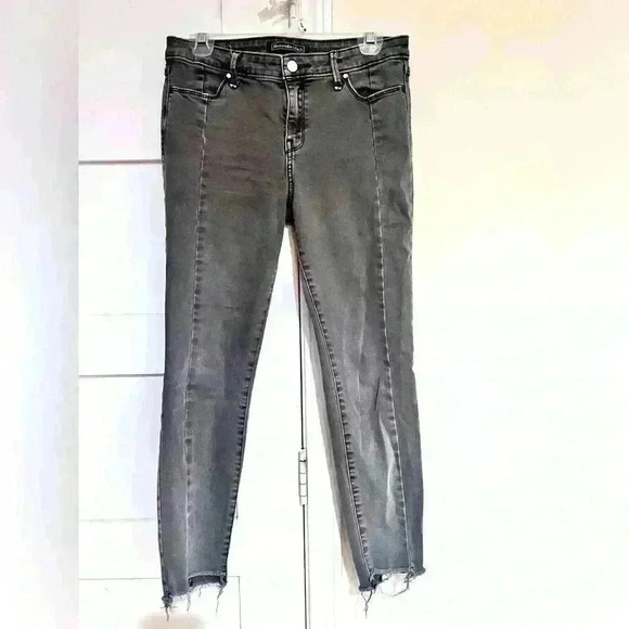 Women’s Abercrombie and Fitch Gray Skinny Jeans Signature Collection- Size 28 - Picture 1 of 5